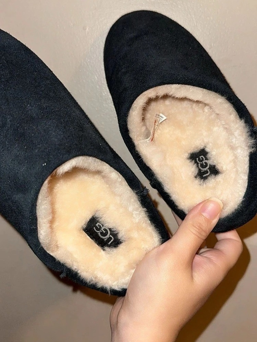 UGG Elea Slip-On Black Sheepskin Slippers US 6. Runs small can fit a 5.5 or 5!